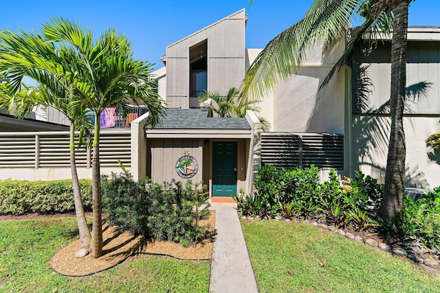 view of front of property featuring a front lawn