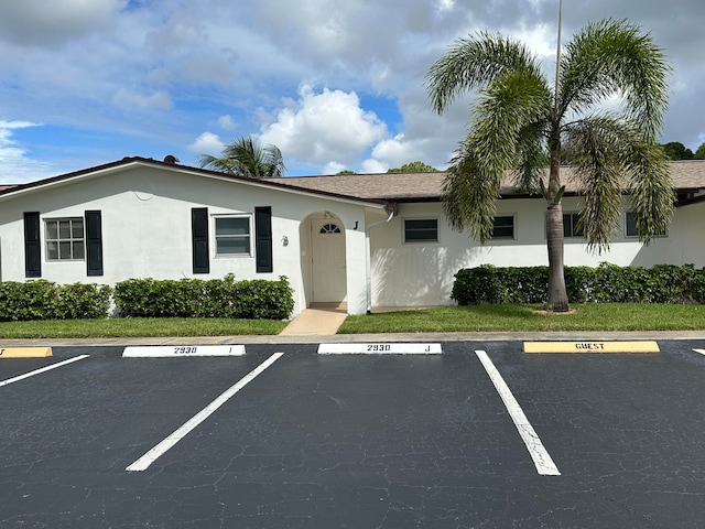 view of front of house featuring a front yard