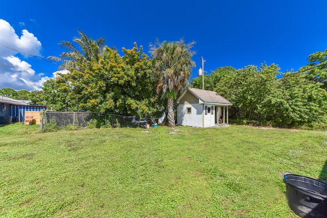 view of yard featuring a storage shed