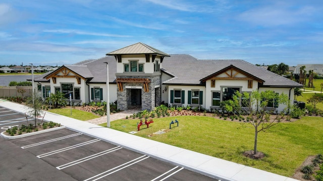 view of front of property featuring a front yard