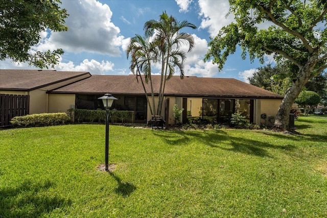 ranch-style home featuring a front lawn