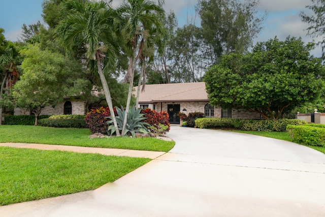 view of front of property featuring a front yard