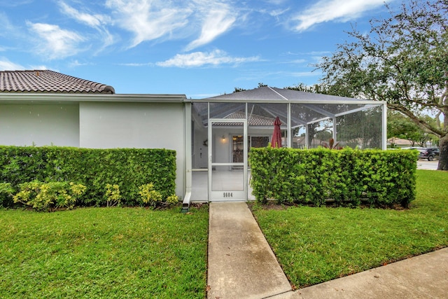 property entrance featuring a lawn