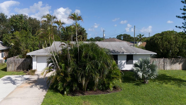 view of front of home featuring a front yard and a garage