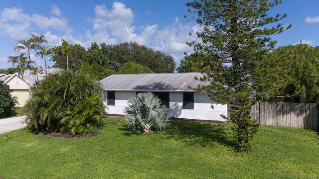 view of front facade with a front yard