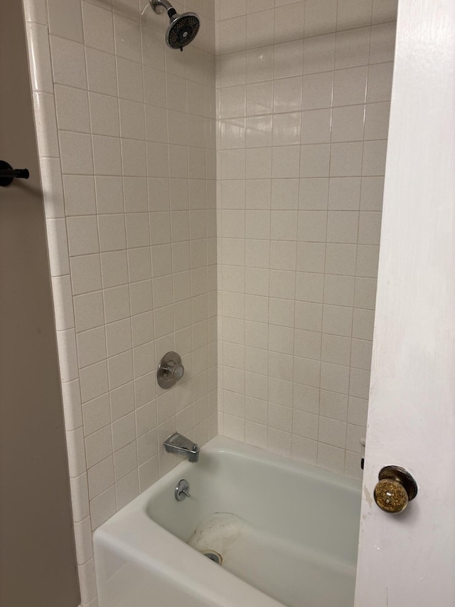 bathroom with tiled shower / bath combo