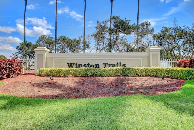 community sign featuring fence and a yard