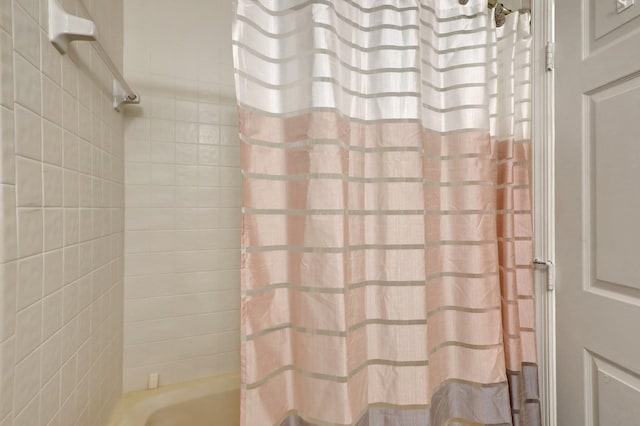 bathroom featuring shower / bath combo