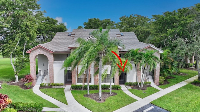 view of front facade featuring a front yard