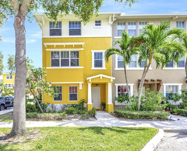 view of front of property featuring a front lawn