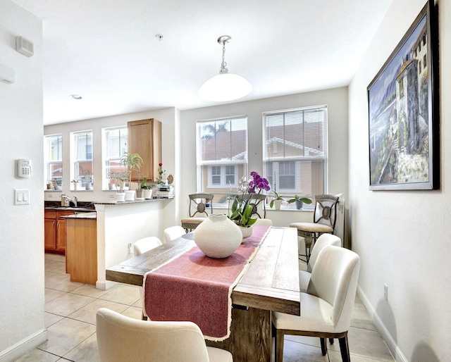 dining space featuring sink, plenty of natural light, and light tile patterned floors