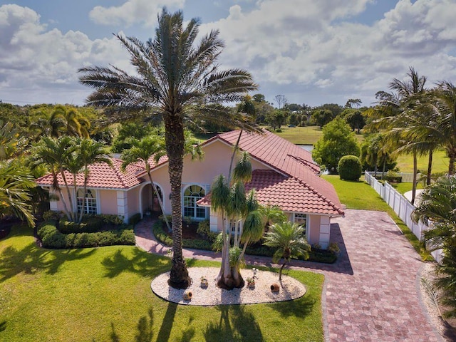 view of front of property featuring a front yard