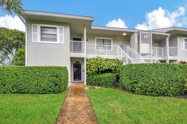 view of front of home featuring a front yard