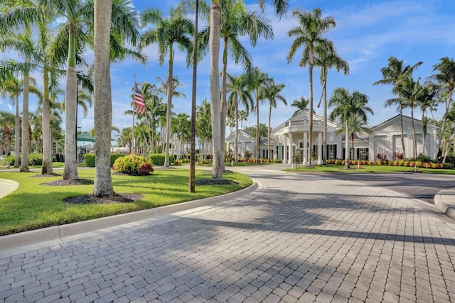 view of property's community featuring a lawn