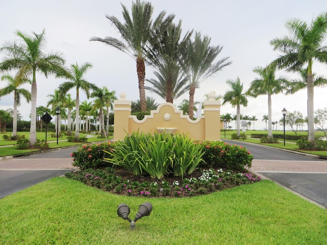 community sign featuring a yard