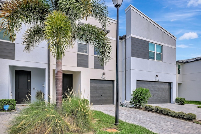 view of front facade featuring a garage