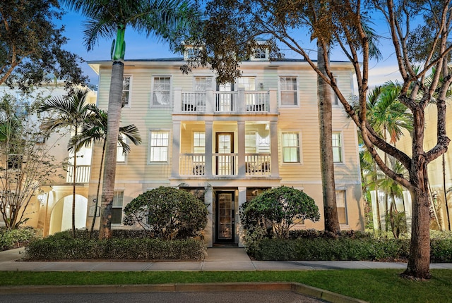 view of front of home featuring a balcony