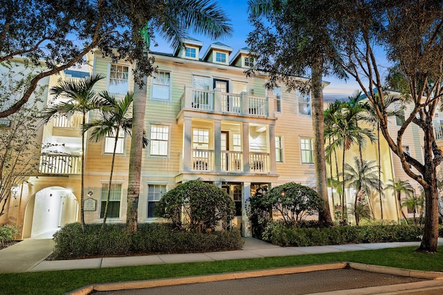 view of front of property featuring a balcony