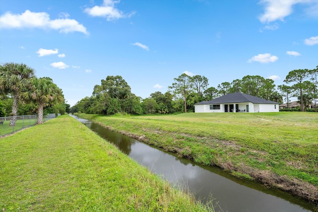 view of yard featuring a water view