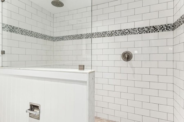 bathroom featuring tiled shower