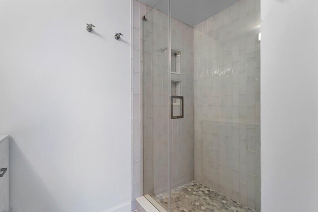 bathroom featuring tiled shower