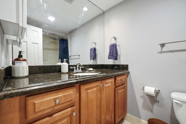 bathroom featuring a shower with shower curtain, vanity, and toilet