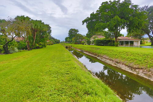 view of yard featuring a water view