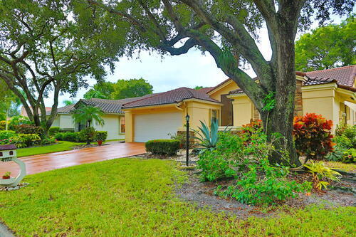 view of front of home with a garage and a front lawn