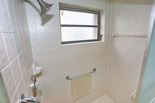 bathroom featuring tiled shower