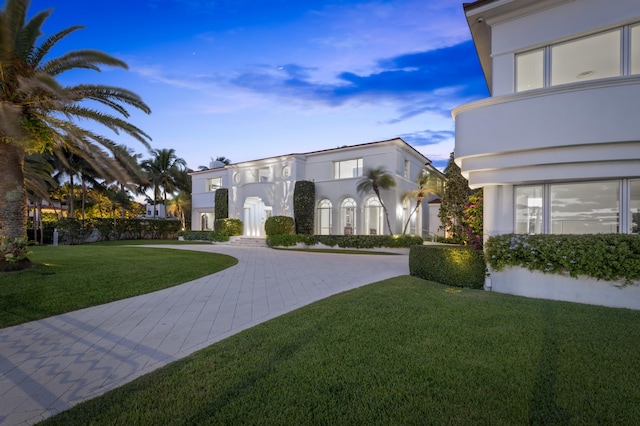 view of front of home featuring a lawn