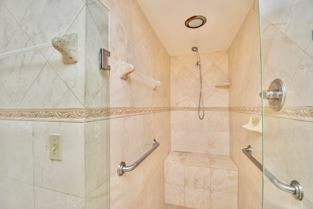 bathroom featuring tiled shower