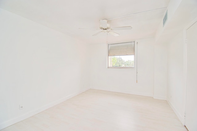 unfurnished room featuring light hardwood / wood-style floors and ceiling fan