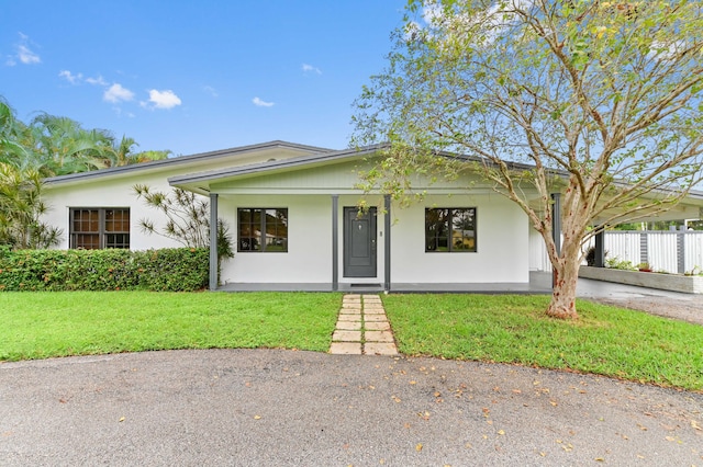 view of front of property with a front yard