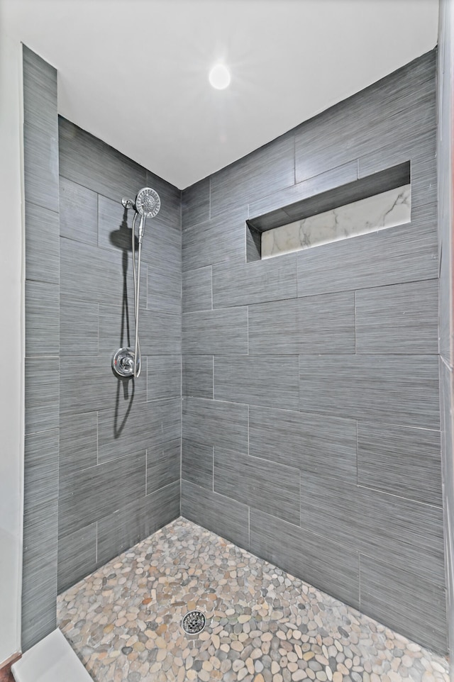 bathroom featuring tiled shower