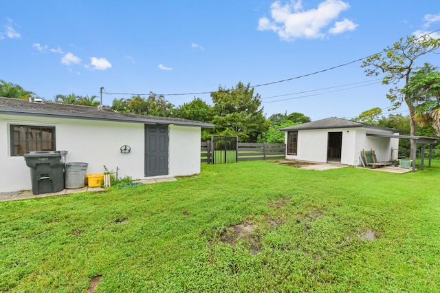 view of yard with an outbuilding