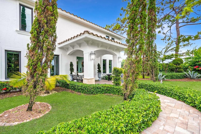 view of front of house featuring a patio area and a front lawn