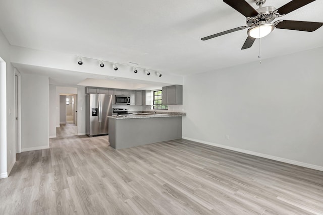 kitchen featuring gray cabinets, kitchen peninsula, light hardwood / wood-style flooring, stainless steel appliances, and ceiling fan