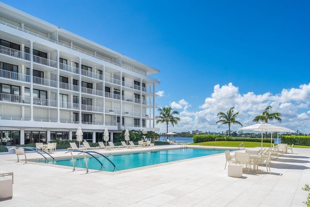 view of swimming pool featuring a patio