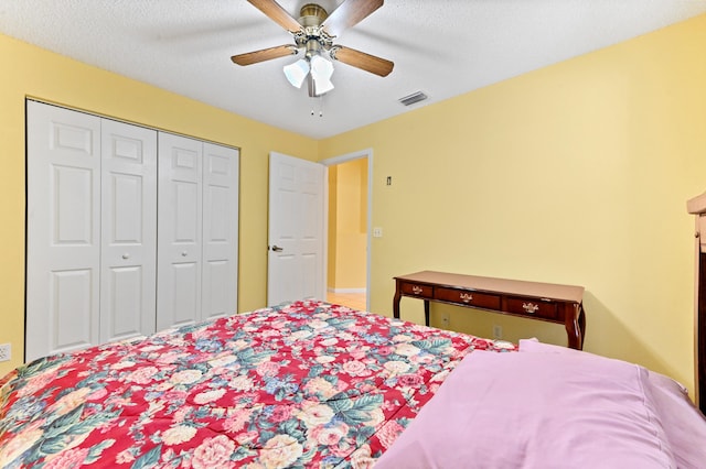 bedroom with a textured ceiling, a closet, and ceiling fan