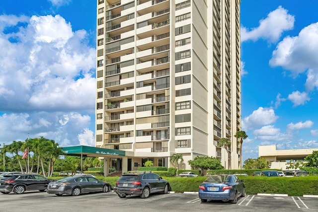 5600 N Flagler Dr Unit 505, West Palm Beach, FL 33407 - view of building exterior featuring uncovered parking
