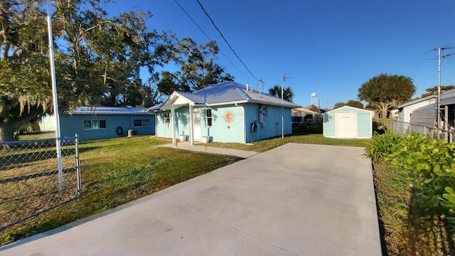 view of front facade featuring an outbuilding, a garage, and a front yard