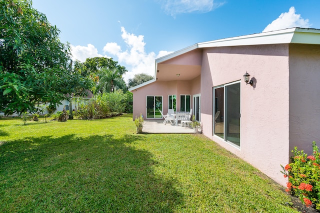 view of yard with a patio