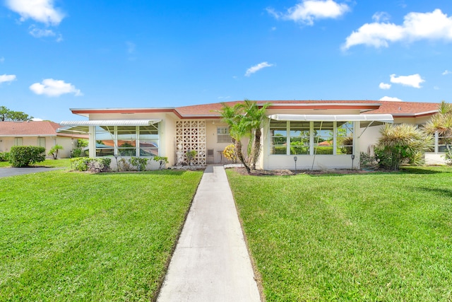 view of front of house with a front lawn