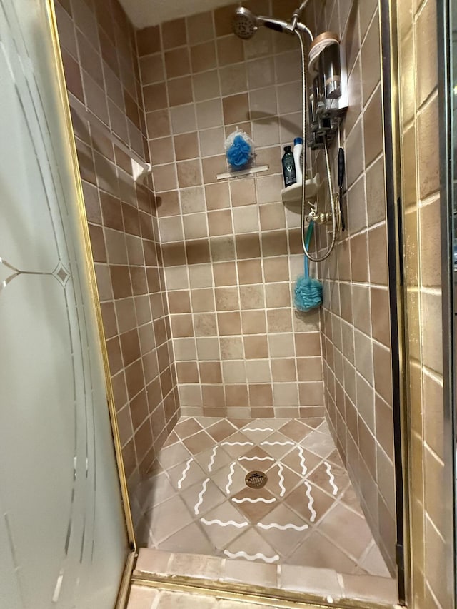 bathroom featuring tiled shower