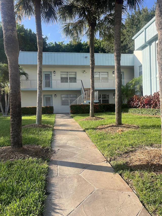 view of front facade with a front lawn