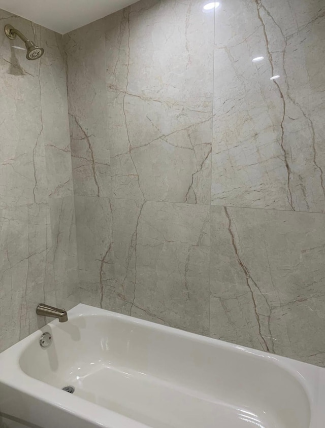 bathroom featuring tiled shower / bath