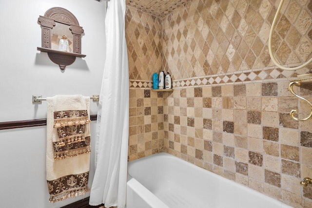 bathroom with shower / tub combo