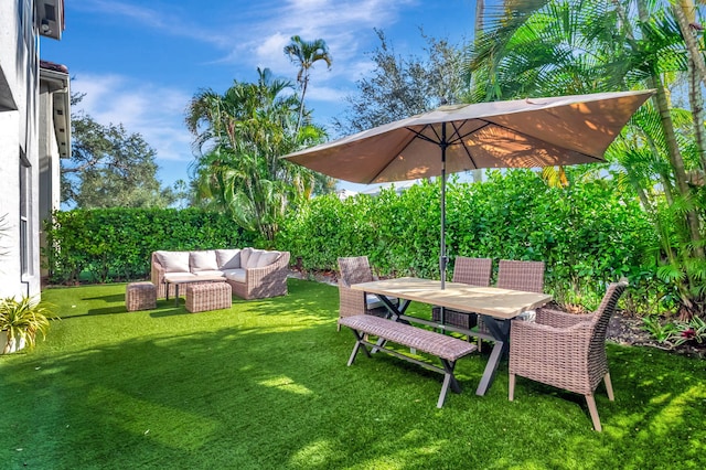 view of yard with outdoor lounge area