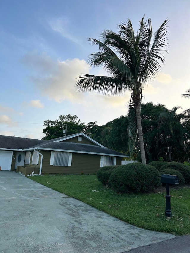 view of front of home featuring a front yard and a garage