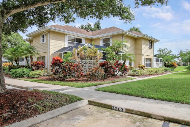 view of front of house featuring a front yard